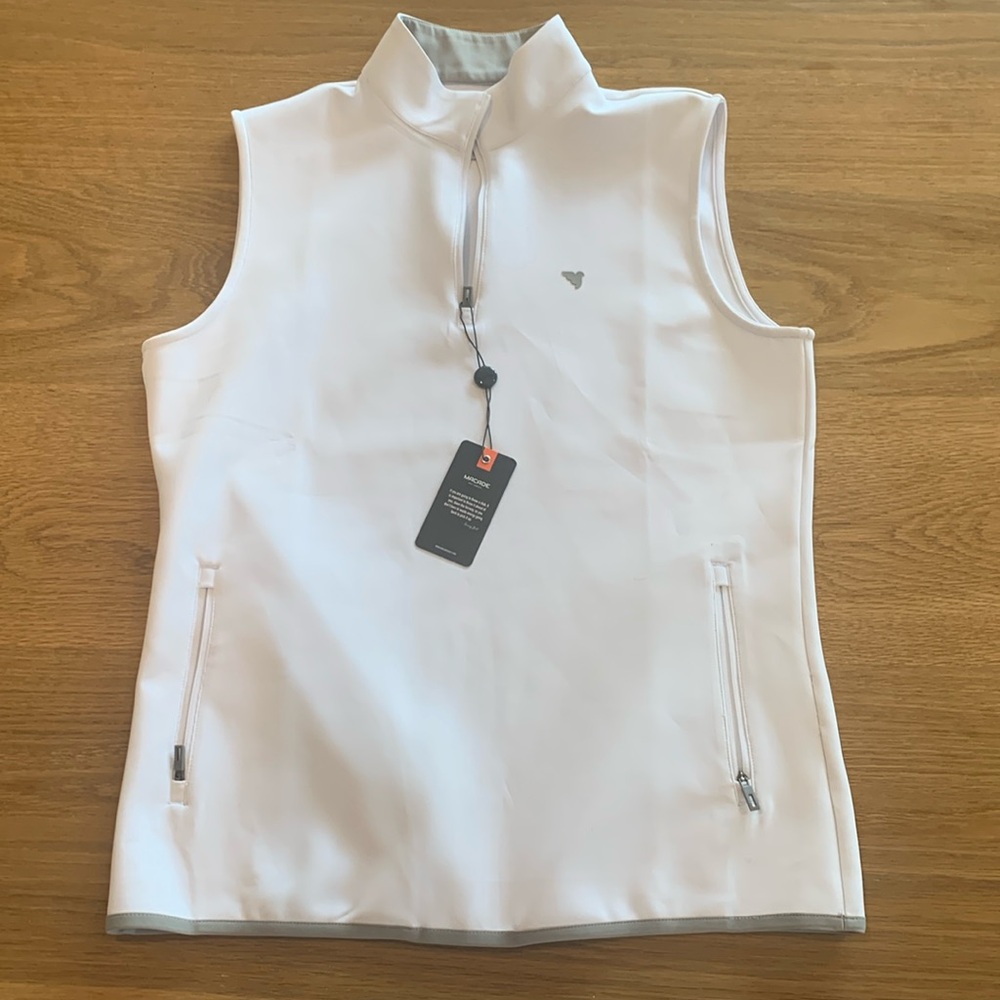 Macade golf women’s XL white lightweight quarter zip vest.